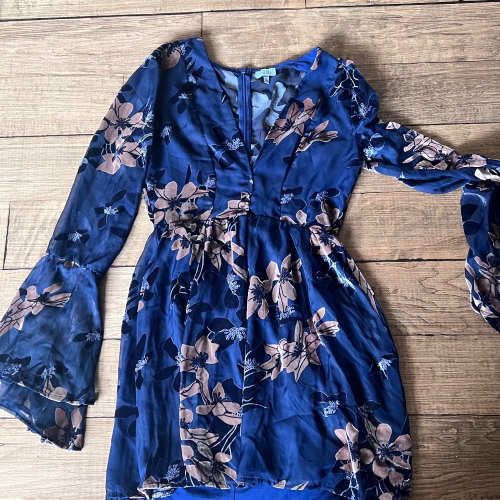 Beautiful floral short dress with flare sleeves